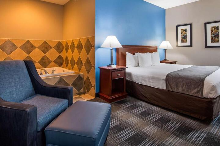 1 King Bed Microwave and Refrigerator WiFi Full Breakfast (3 of 12)