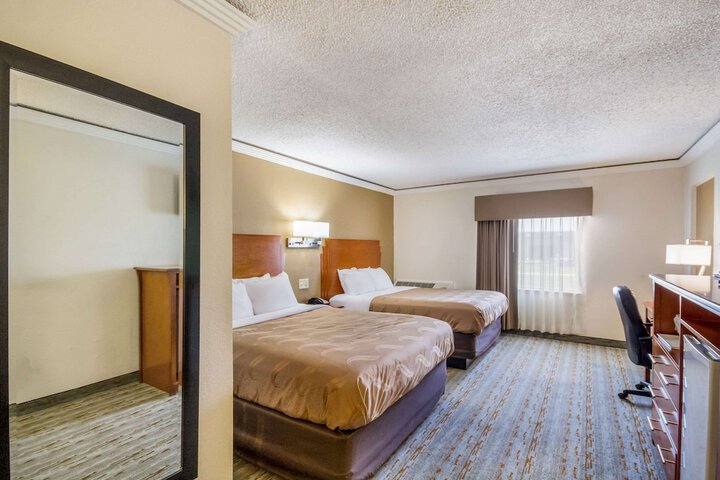 1 Queen Bed Business Room Accessible (11 of 18)