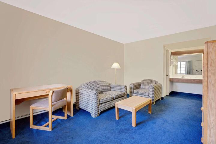 2 Queen Beds (7 of 17)