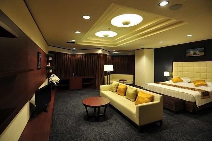 Room 9 of 42