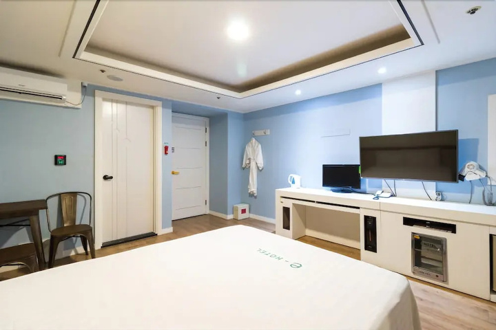 Room 6 of 13
