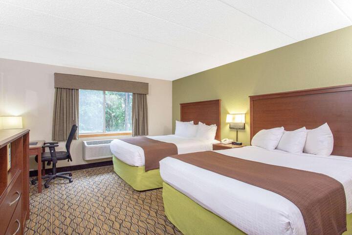 2 Queen Beds (3 of 5)