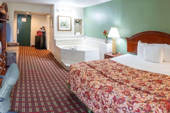 Deluxe King Bed (3 of 10)