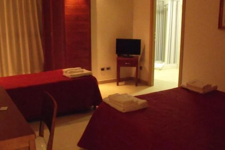 Room 4 of 14