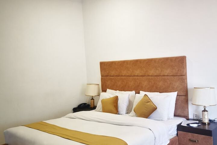 Room 6 of 13