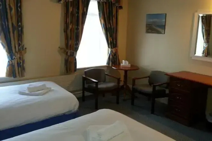 Room 4 of 9