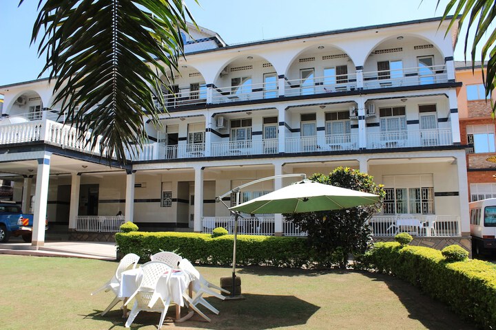 Hotel Exterior 25 of 31