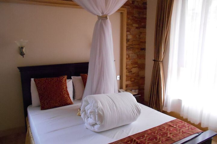 Room 2 of 33