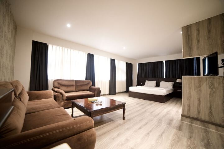Room 5 of 16