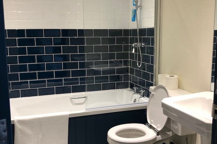 Room 6 of 10