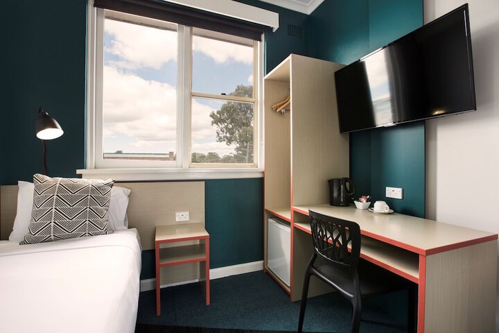 Room 32 of 43