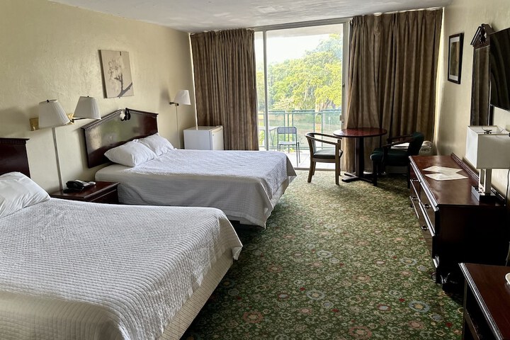 2 Queen Beds (9 of 11)