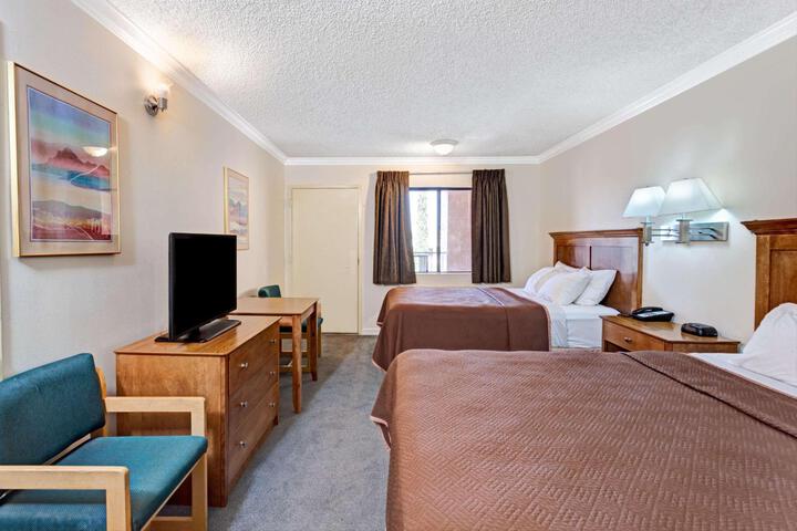 2 Queen Beds (5 of 7)
