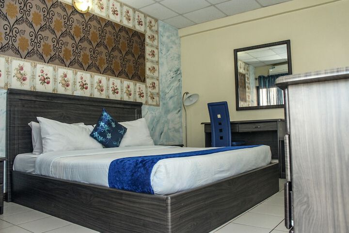 Room 3 of 32