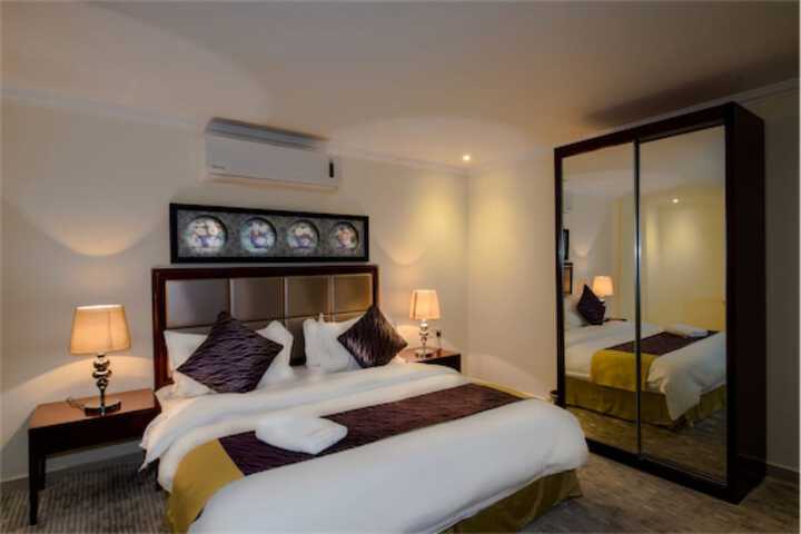 Room 10 of 28