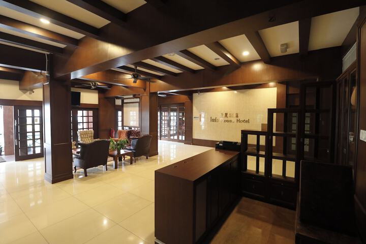 Entrance & Lobby