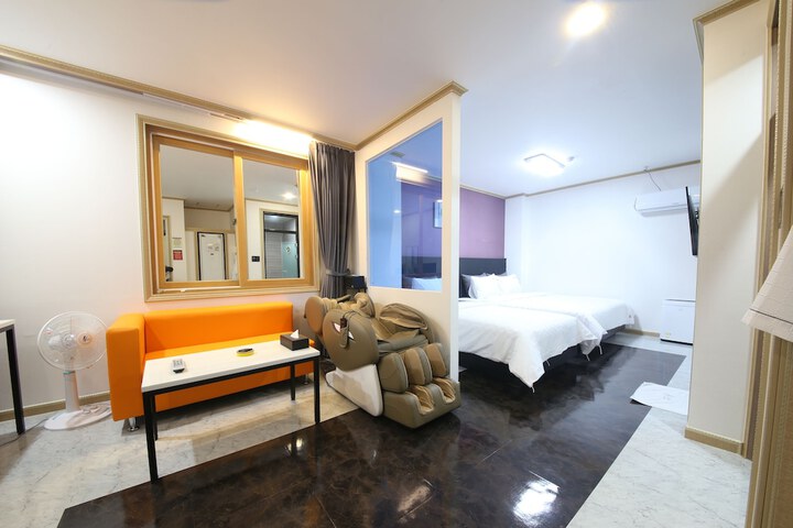 Room 4 of 11