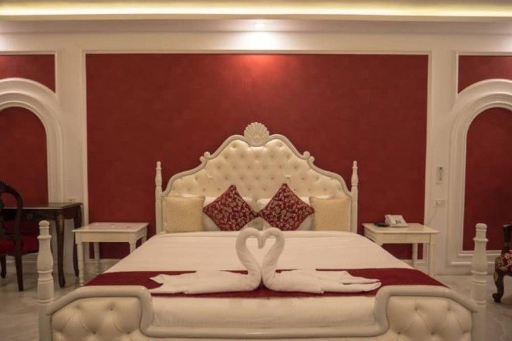 Room 5 of 18