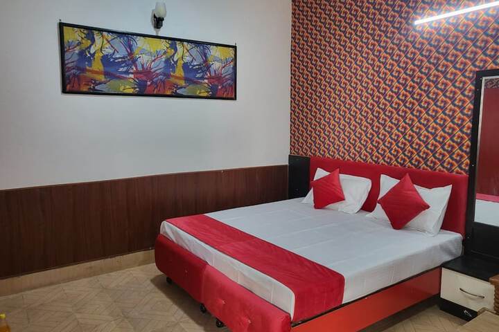 Room 5 of 9