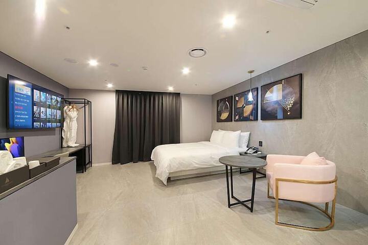 Room 8 of 140