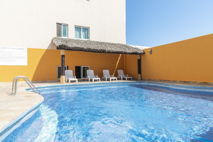 Hotel Pool