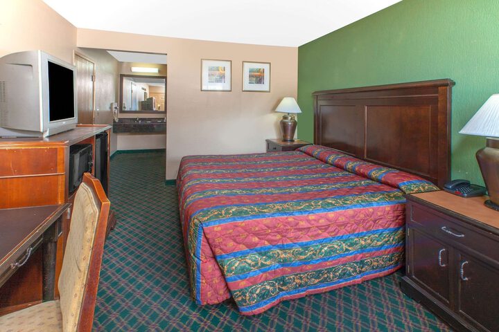 1 King Bed (3 of 11)