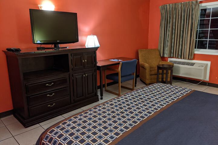 1 King Bed (2 of 8)