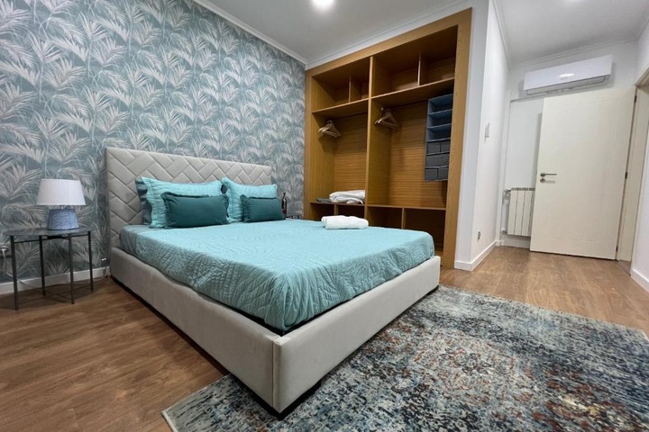 Room 5 of 16
