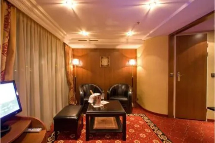Room 4 of 15