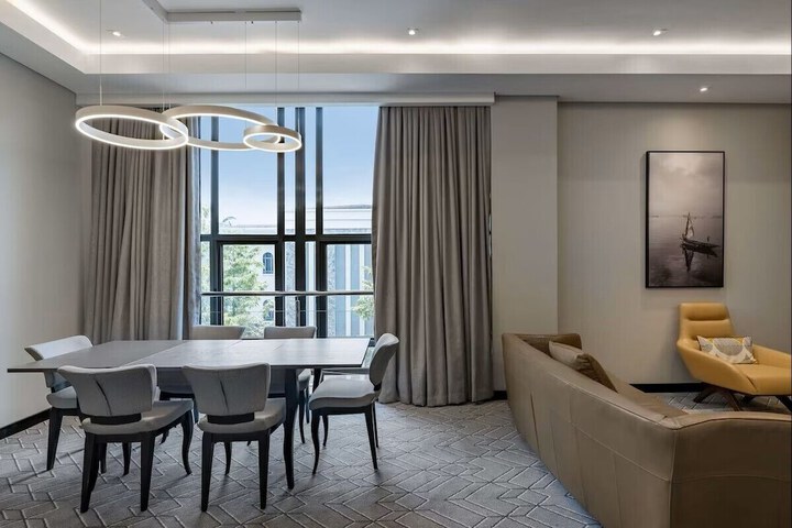 Room 49 of 193