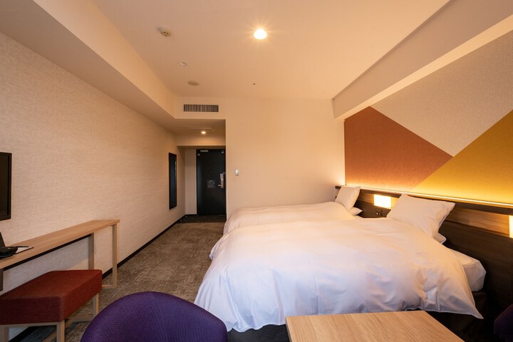 Room 12 of 83