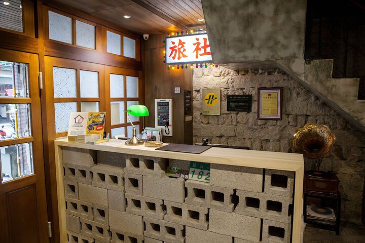 Check-in/check-out kiosk