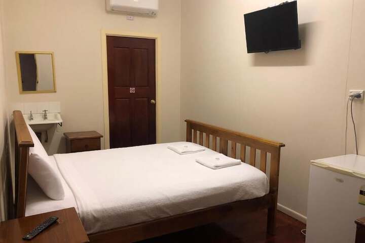 Room 4 of 18