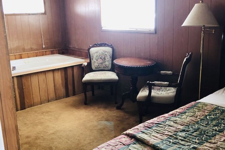 Room 6 of 77