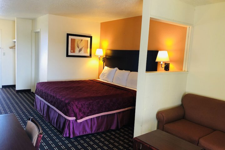 1 King Bed (10 of 17)