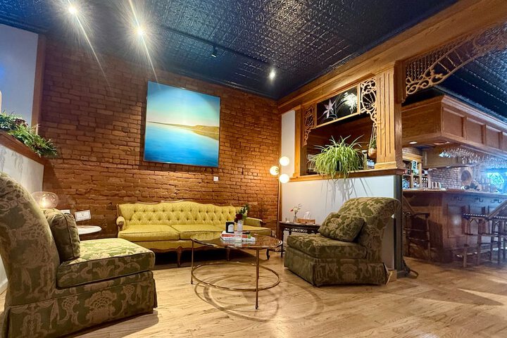 Lounge 49 of 53