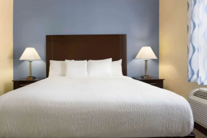 1 King Bed (6 of 20)