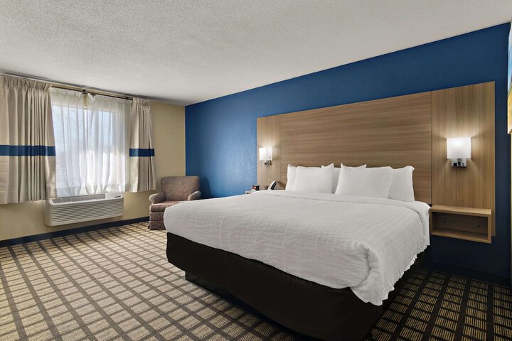 1 King Bed (4 of 12)