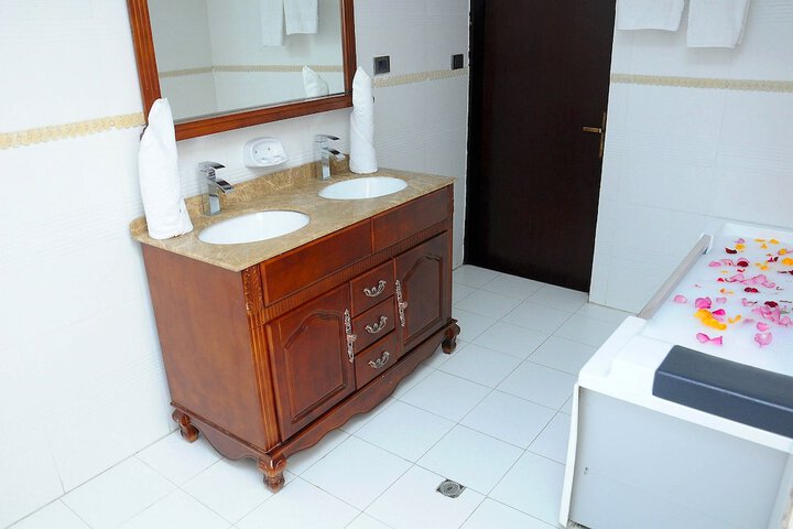 Room 33 of 84