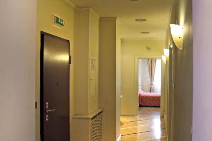 Ballroom/Hall 21 of 25