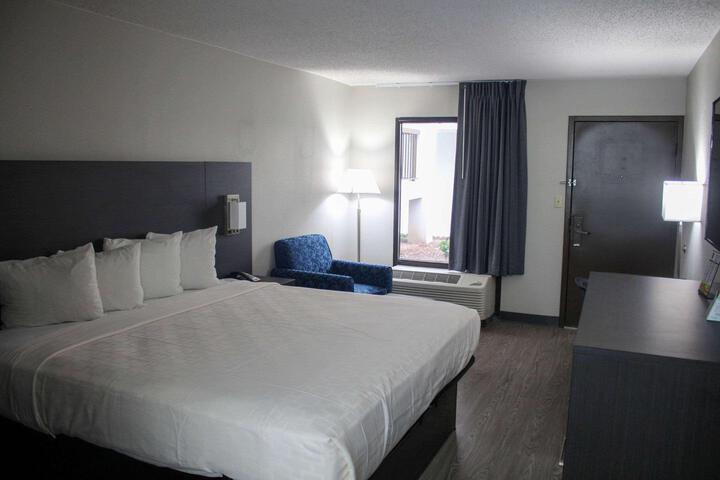 1 King Bed (1 of 10)