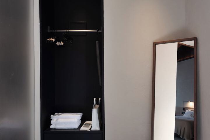 Room 26 of 100