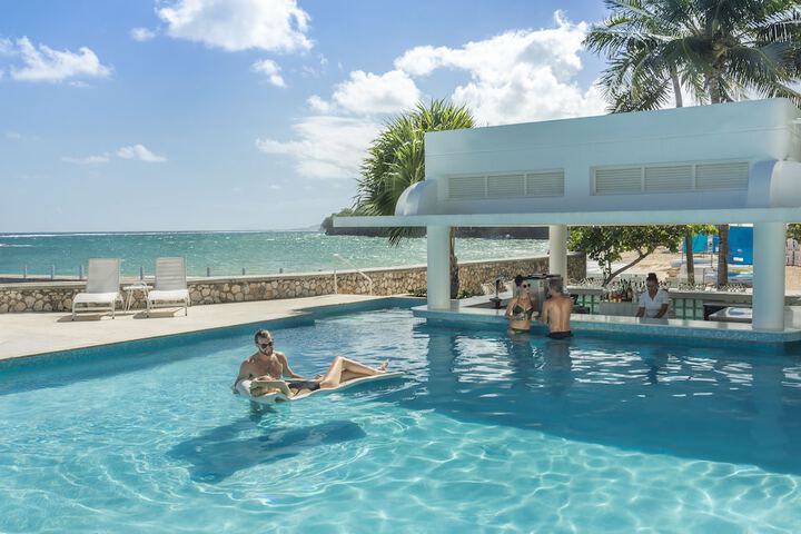 Swim-up bar
