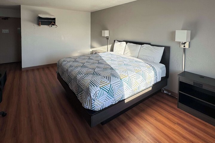 Deluxe King Bed (3 of 8)