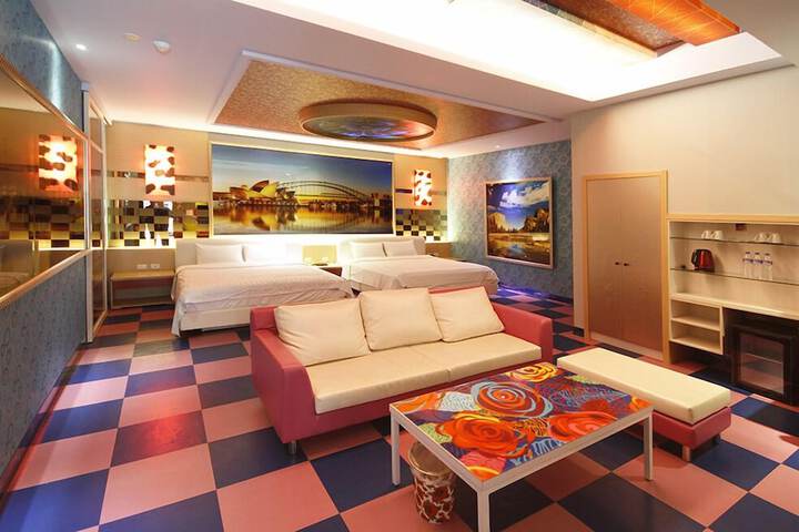 Room 7 of 33