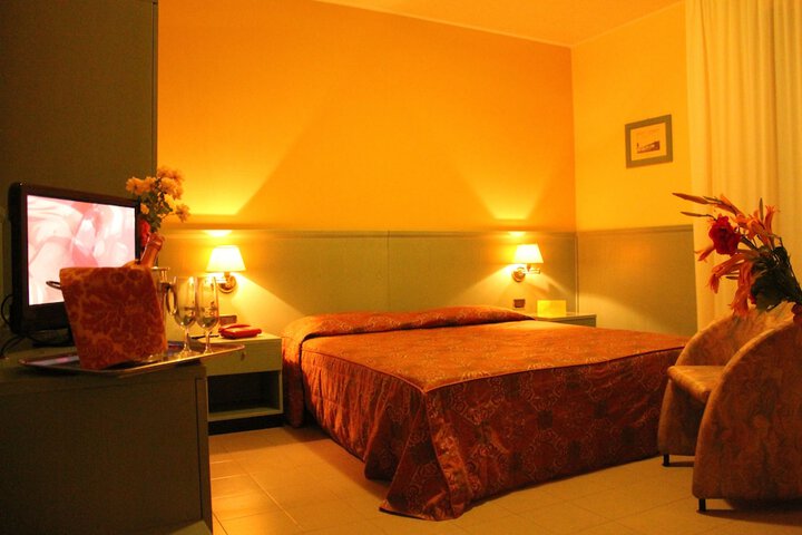 Room 4 of 16