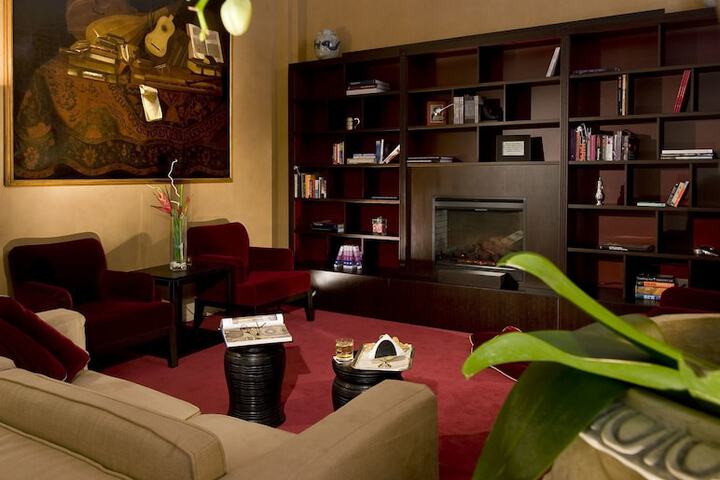 Lounge 36 of 51