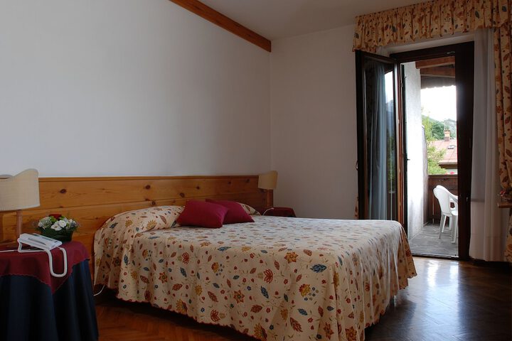 Room 4 of 52