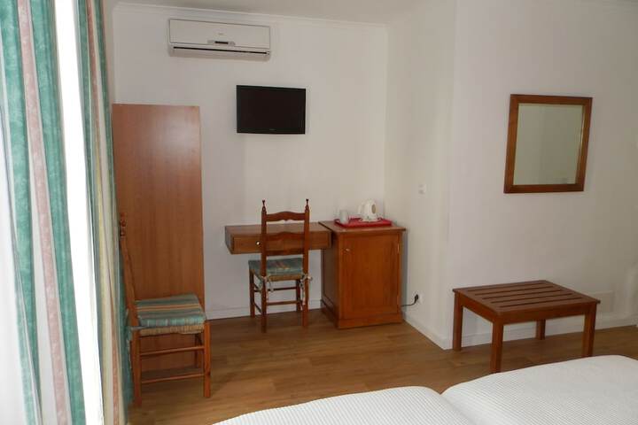 Room 13 of 40