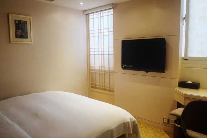 Room 8 of 42
